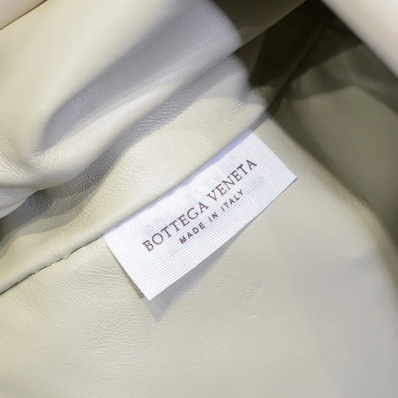 Real shot🔥🔥The counterattack of the popular Bottega Veneta started with this series of cloud bags, which went viral in the fashion circle and started a craze! Out of stock, out of stock, out of stock... One piece is hard to find, super hard to buy, regardless of age, season, or occasion. Very classy. Really, if you carry this on the road, it will turn heads! This is also the reason why this series is so expensive. Large size: 38*20*8.5cm [Big Cloud Weaving]